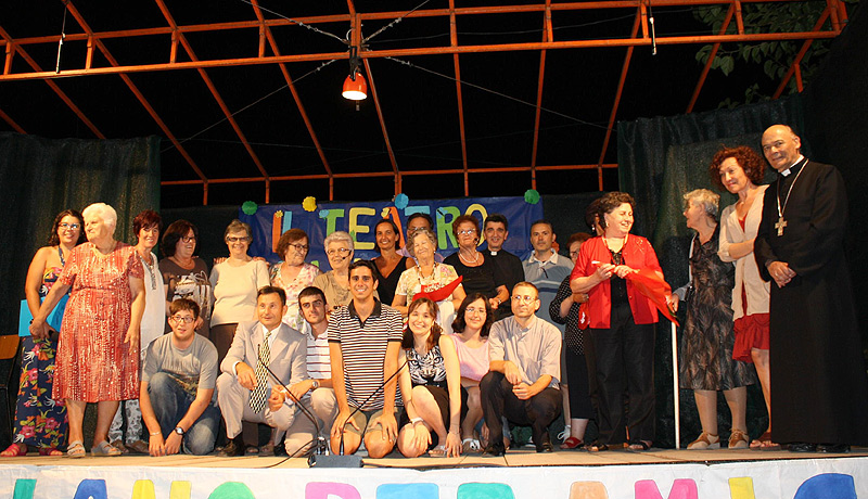 Il gruppo de "Il Teatro non ha età" edizione 2013, assieme al Vescovo Orlandoni