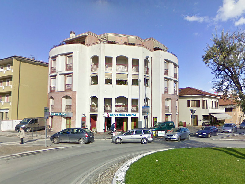 La filiale della Banca delle Marche di Senigallia, in via Cellini