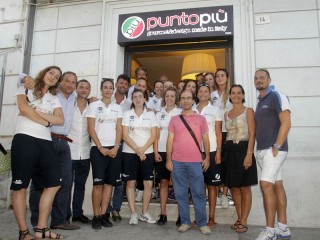 La squadra della Punto Più Deagourmet all'inaugurazione del nuovo locale Punto Più a Senigallia