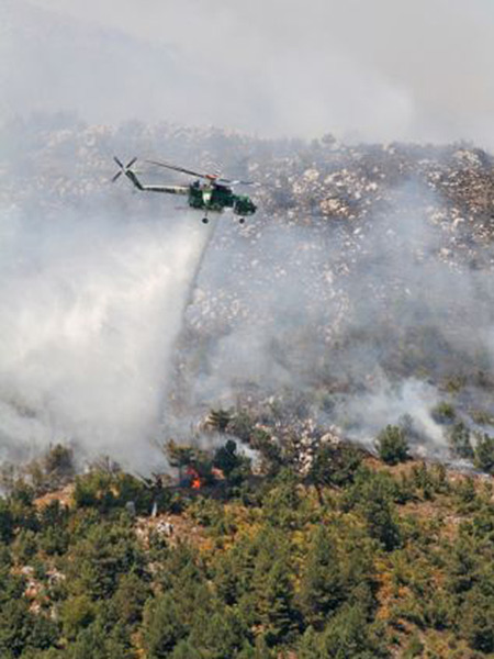 Elicottero del Corpo Forestale dello Stato in azione per spegnere un incendio