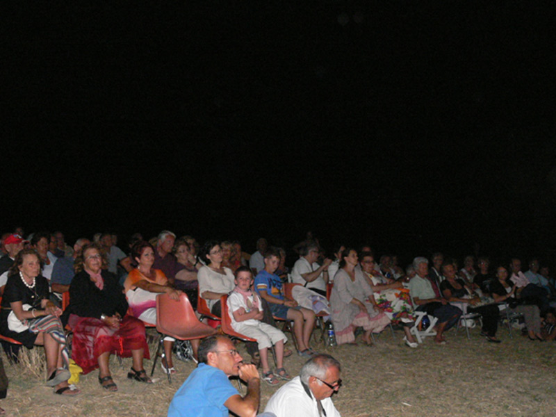 Il pubblico di "Poesia nel Silenzio" a Montedoro - letture poetiche nelle campagne a Scapezzano di Senigallia