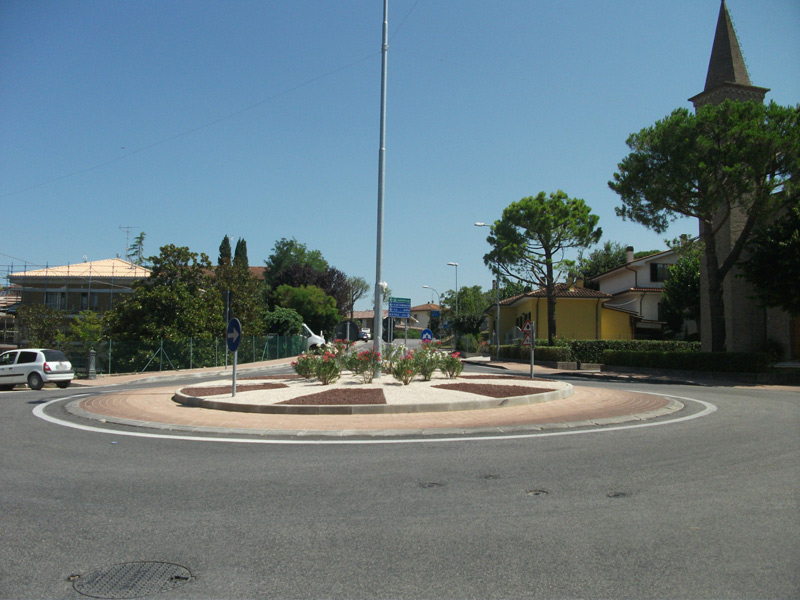 La rotatoria a Casine di Ostra, ultimata anche nel verde urbano