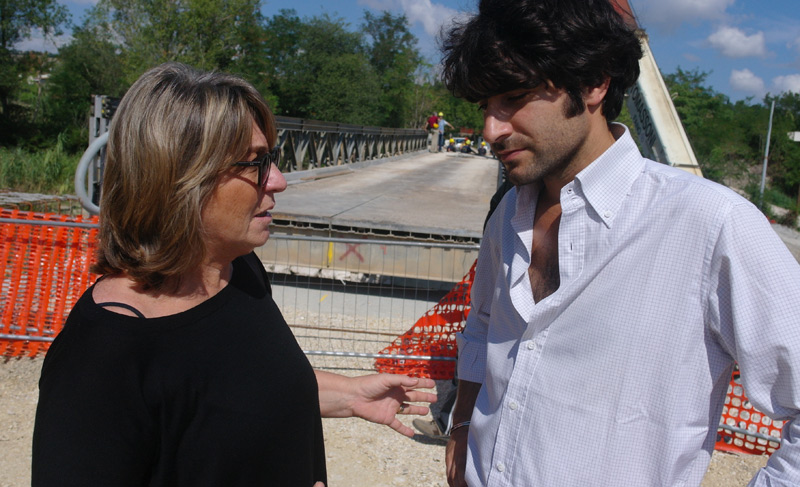 Patrizia Casgrande e Matteo Principi dopo i lavori per il ponte sul fiume Cesano