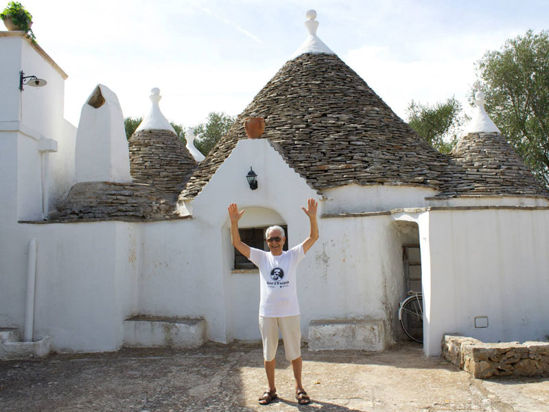 Gent'd'S'nigaja davanti ai Trulli di Alberobello