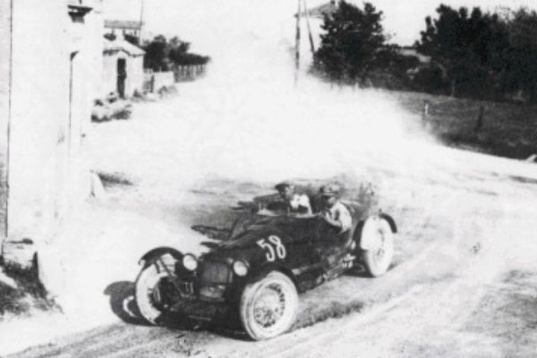 La Maserati T.26 di Ruggeri e Plomitallo alla curva del “Cavallaro”.