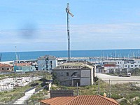 L'ultima gru rimossa dall'area ex-Sacelit-Italcementi - Foto da L. Mancinelli