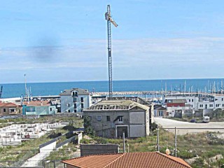 L'ultima gru rimossa dall'area ex-Sacelit-Italcementi - Foto da L. Mancinelli