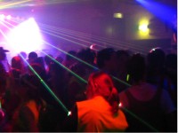 Giovani in una discoteca