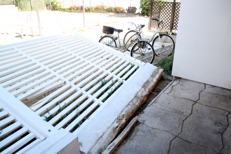 La paratia divelta ai bagni Bplaya