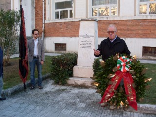 Luciano Di Marcelli davanti al monumento a Simoncelli