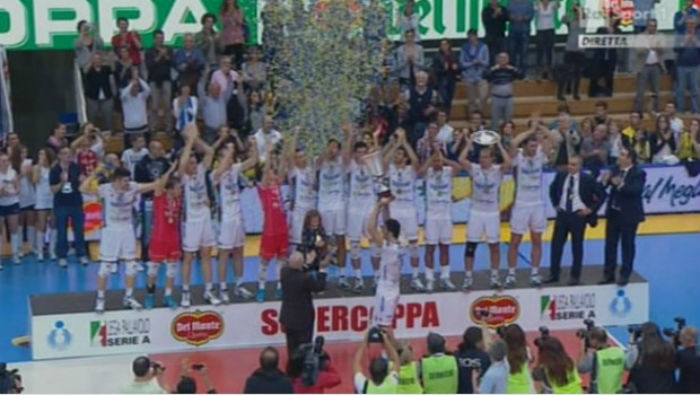 Emanuele Birarelli alza la Supercoppa Italiana 2013
