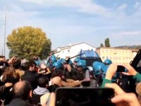 Manifestazione #apranzoconletta: le cariche della polizia ad Ancona