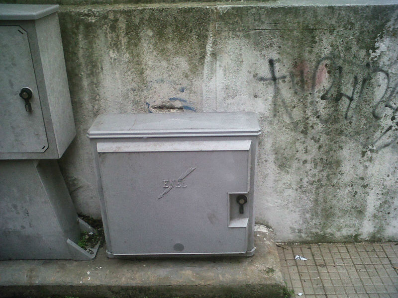 La scatola dell'Enel a cui è stato riposizionato il coperchio di sicurezza