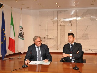 Il presidente della Regione Marche Spacca (sx) e il presidente Anci Marche Mangialardi (dx)