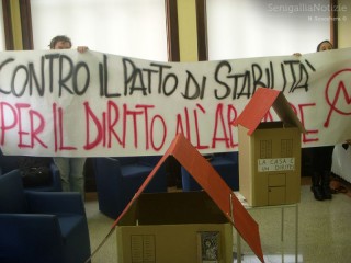 Problema casa, la protesta di Arvultùra in Comune