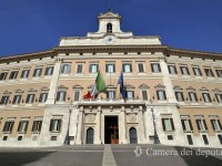 La facciata esterna della Camera dei Deputati. Da blog.anso.it