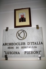 Inaugurazione nuova sede dell'Archeoclub di Senigallia - targa per la fondatrice Luigina Pieroni