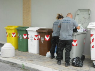 Ispettori ambientali in azione per il controllo dei rifiuti