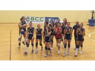 La Punto Più-Deagourmet (squadra femminile della Us Pallavolo Senigallia) esulta dopo la vittoria a Lucrezia