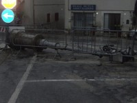 Il palo della pubblica illuminazione di Ostra, divelto da un tir