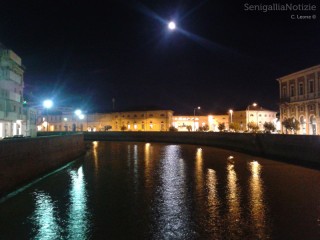 Senigallia di notte, veduta del fiume Misa e del Foro Annonario