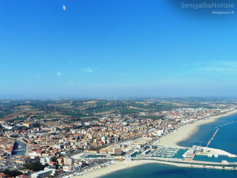 Foto aerea di Senigallia vista dall'alto: il fiume Misa, il porto, il lungomare e la valle del Cesano