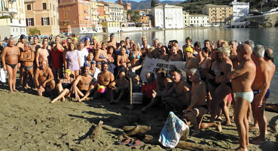 La manifestazione 2012 a Sestri Levante, foto tratta da NuotoAcqueLibere.com