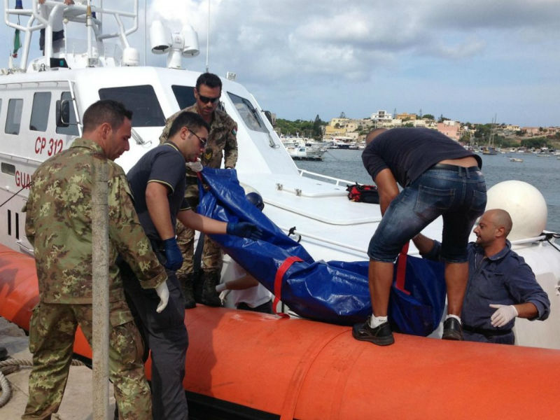 La tragedia degli immigrati morti mentre tentavano di raggiungere Lampedusa, il recupero dei corpi