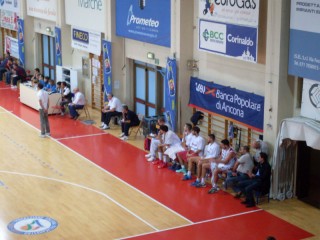 Coach Valli davanti alla panchina della Goldengas Pallacanestro Senigallia