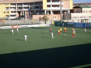 L'esultanza di Pesaresi dopo il gol decisivo alla Cagliese (3 novembre 2013)
