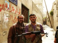 Discepoli con un soldato ribelle Siriano
