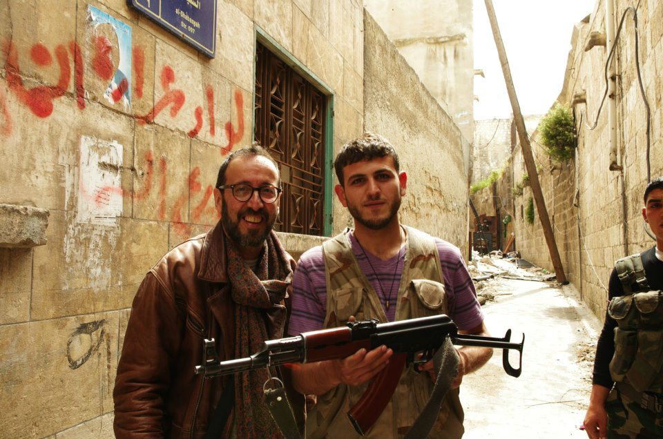 Discepoli con un soldato ribelle Siriano