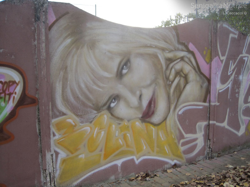 Il murale raffigurante Cicciolina (Ilona Staller) alle Saline