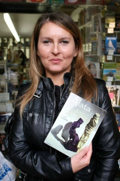 Grazia Brambilla con il suo romanzo 'Alata'