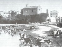 L'area della Chiesa del Portone, con le lavandaie, come si presentava nel 1925