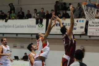 Pierantoni (Pallacanestro Senigallia) a canestro