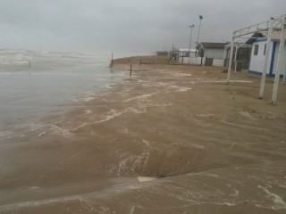 Maltempo a Senigallia: il mare divora la spiaggia