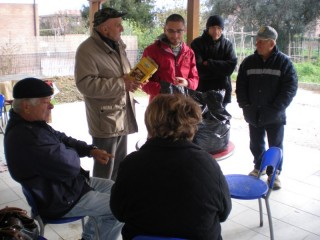 Un momento dell'incontro sul compostaggio presso gli orti urbani di Senigallia