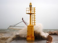 Le onde che si infrangono sul faro