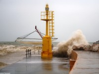 Il mare sul faro del molo di levante