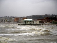 La Rotonda a Mare battuta dalle onde