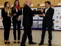 Premio Sciacca 2013: Gabriele Pagliariccio ritira il premio al padre Alfonso consegnato da Tommaso Rossi