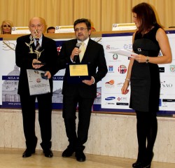 Premio Sciacca 2013: Gabriele Pagliariccio ritira il premio al padre Alfonso consegnato da Tommaso Rossi