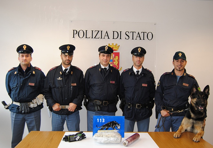 La squadra della polizia che ha proceduto all'arresto e al sequestro di droga