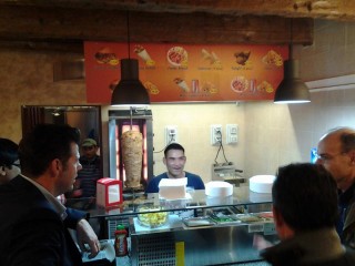 Maurizio Mangialardi e alcuni assessori all'inaugurazione di un locale a Senigallia