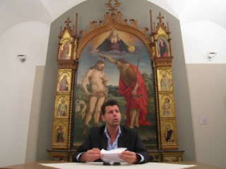 Maurizio Mangialardi, sotto la pala della chiesa collegiata di San Medardo, di Luca Signorelli (Cortona, 1445/1523) intitolata "Battesimo di Cristo"