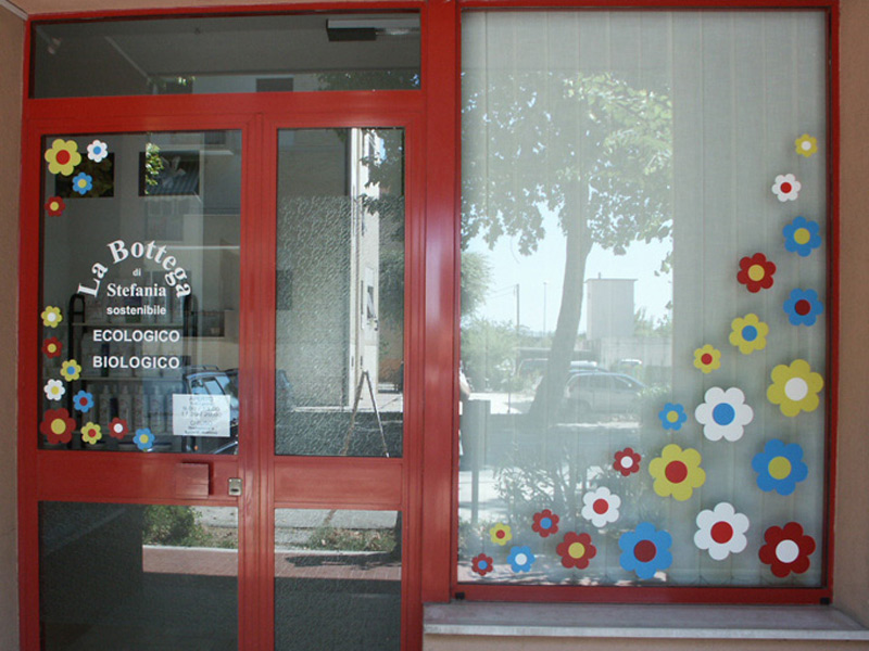 La vetrina de "La bottega di Stefania" a Senigallia