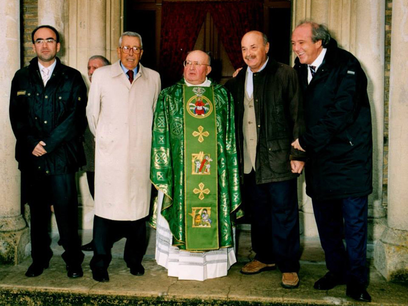 don Pietro Sallei, ex parroco di Montignano, durante i festeggiamenti per i suoi 50 anni di sacerdozio