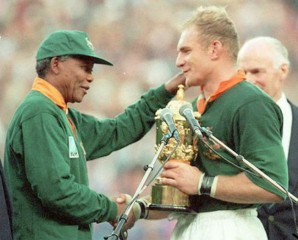 Un'immagine storica: Mandela con Pienaar, capitano del Sudafrica di rugby
