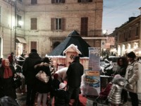 Visitatori nella Casa di Babbo Natale in Piazza Saffi